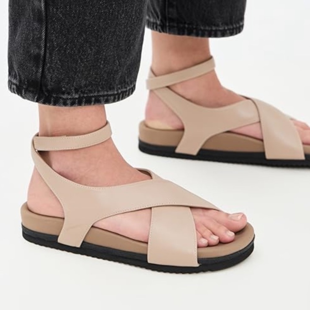Roam Crossover Sandal. Color: Oyster. Size 8. Worn once. Sculpted Footbed.